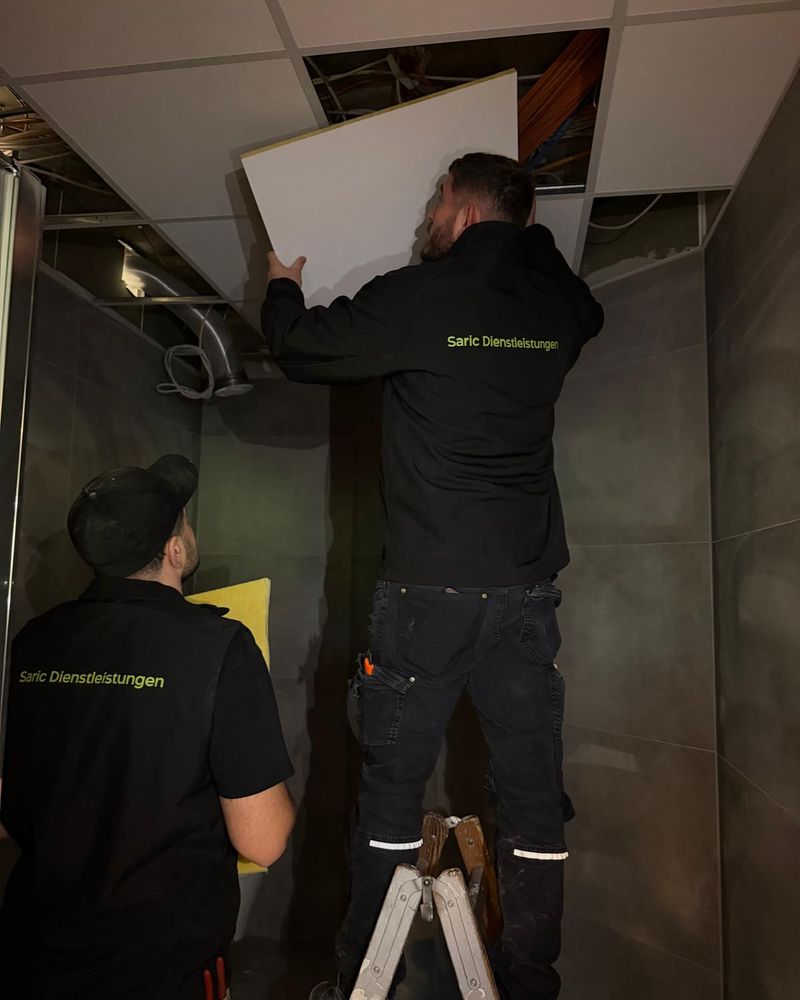 Team von Saric bei der Deckenmontage für einen Trockenbau in Hamburg
