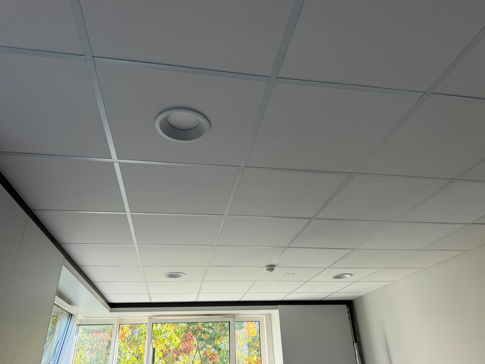 Abgehängte Decke mit Einbaustrahlern nach der Montage in Hamburg